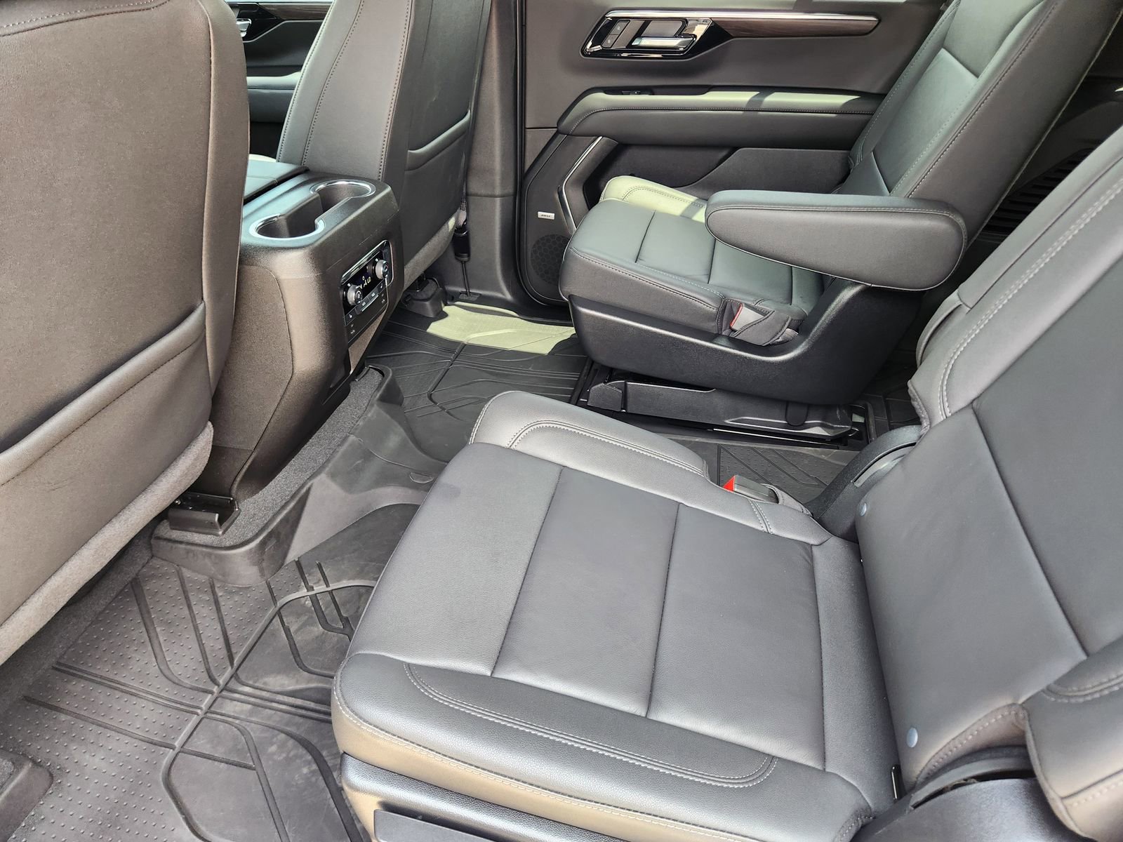 Used 2025 Chevrolet Tahoe Z71 w/ Comfort Package AWD/4WD image 32