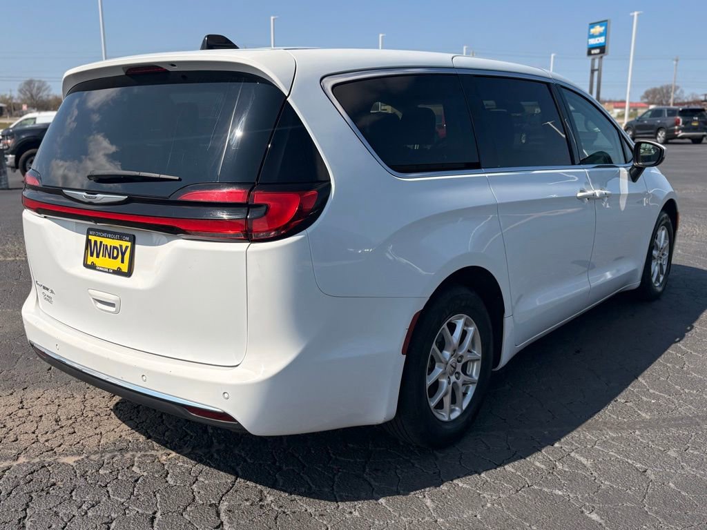 Used 2023 Chrysler Pacifica Touring-L FWD image 5
