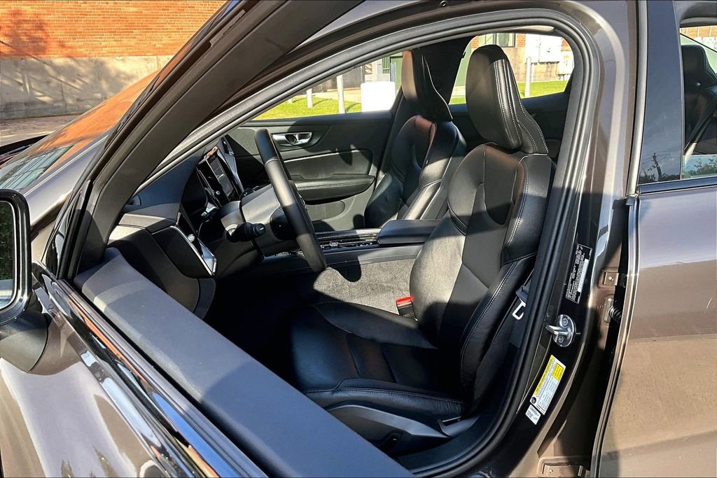 Used 2025 Volvo S60 B5 Core FWD image 32