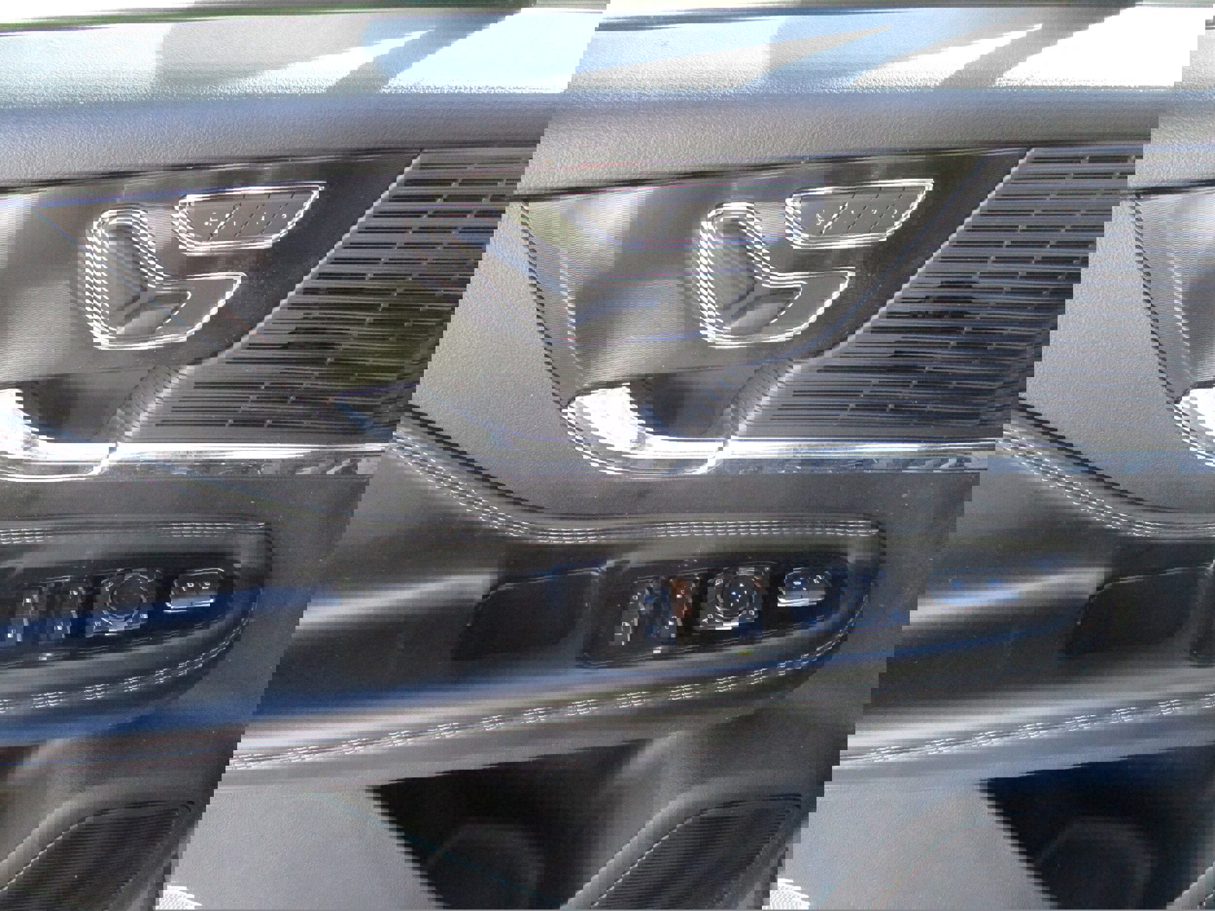 Used 2022 Lincoln Corsair AWD w/ Premium Package image 15