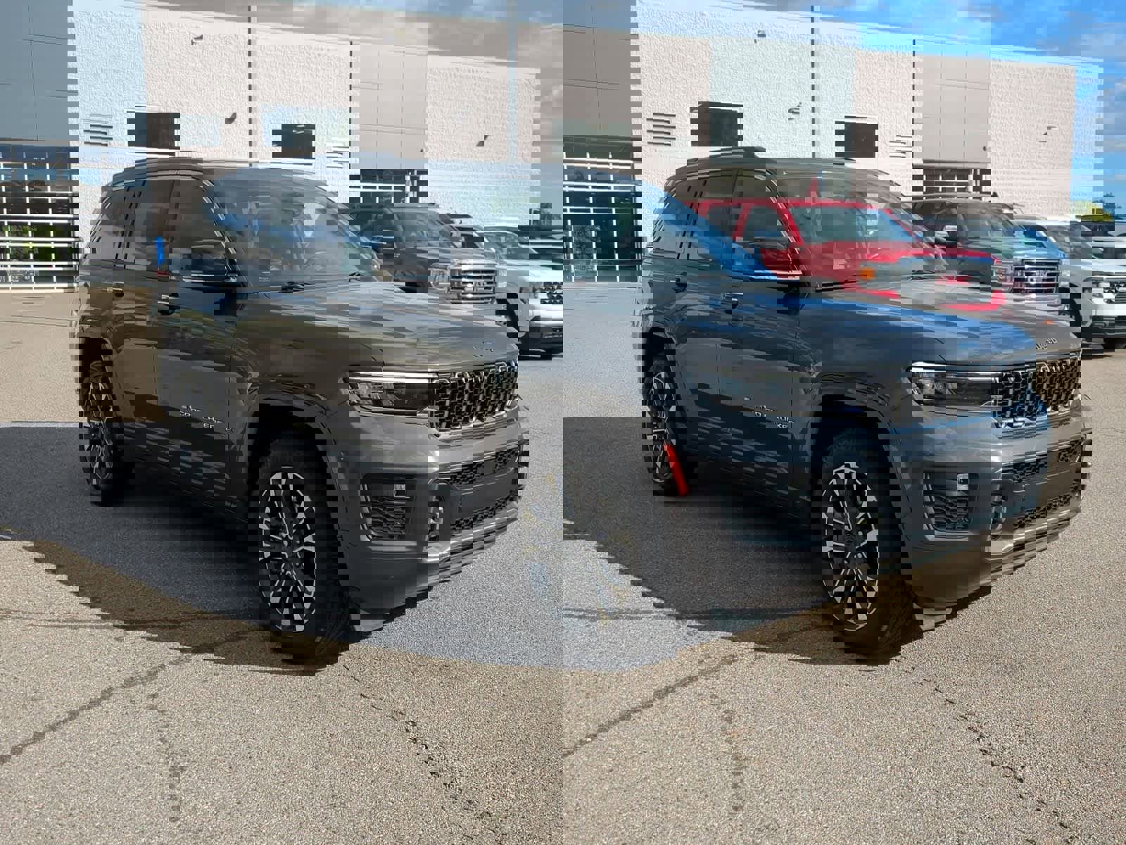 Used 2022 Jeep Grand Cherokee Overland image 2