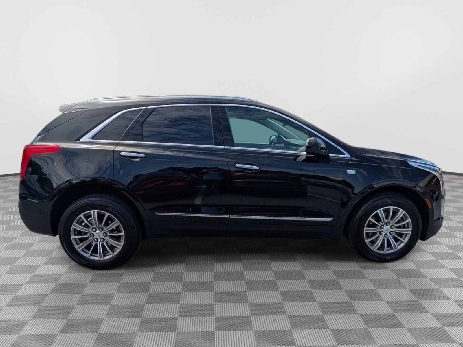Used 2017 Cadillac XT5 Luxury w/ Driver Awareness Package FWD image 6