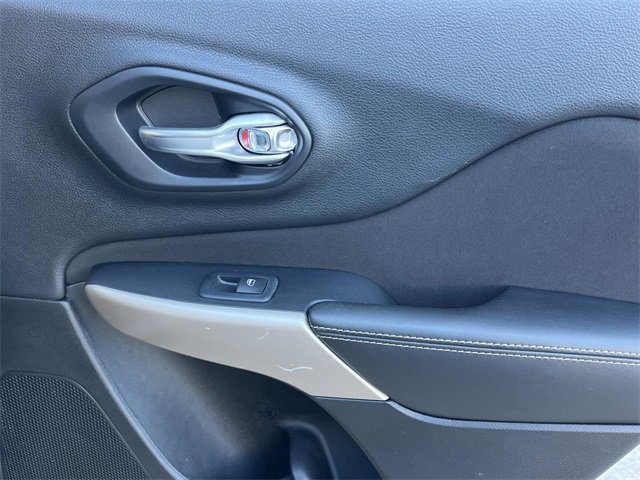 Used 2017 Jeep Cherokee Latitude w/ Safety/Convenience Group image 20