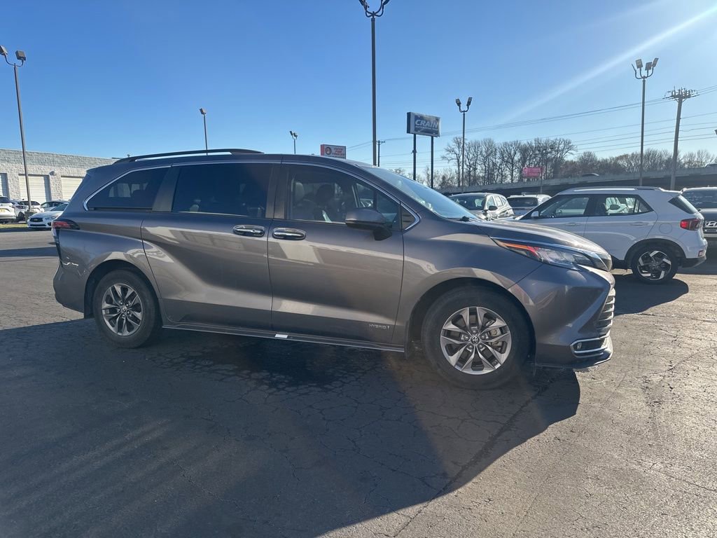 Used 2021 Toyota Sienna XLE image 3