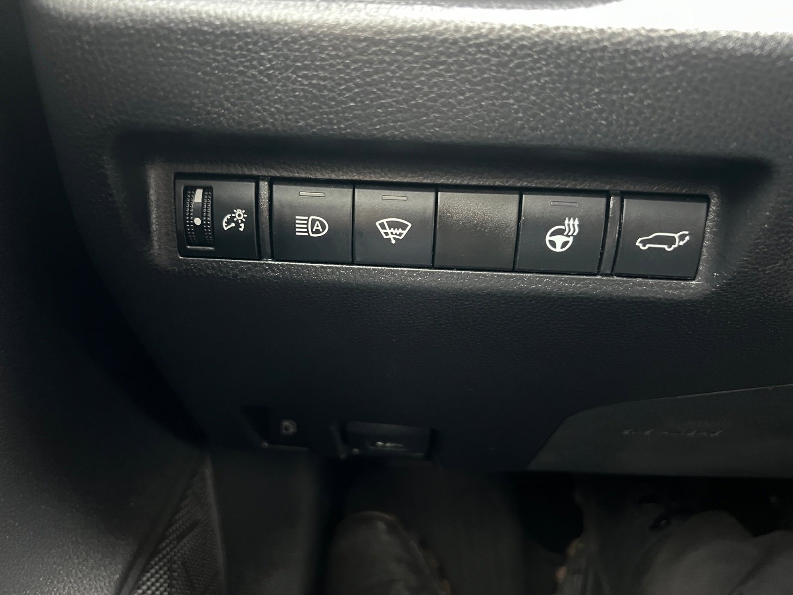 Used 2021 Toyota RAV4 XLE Premium image 25