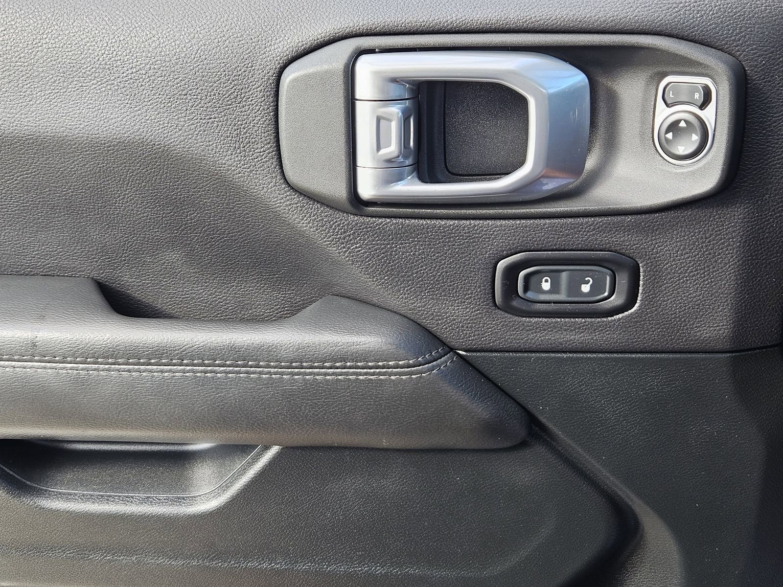 Used 2021 Jeep Wrangler Unlimited Sahara image 29