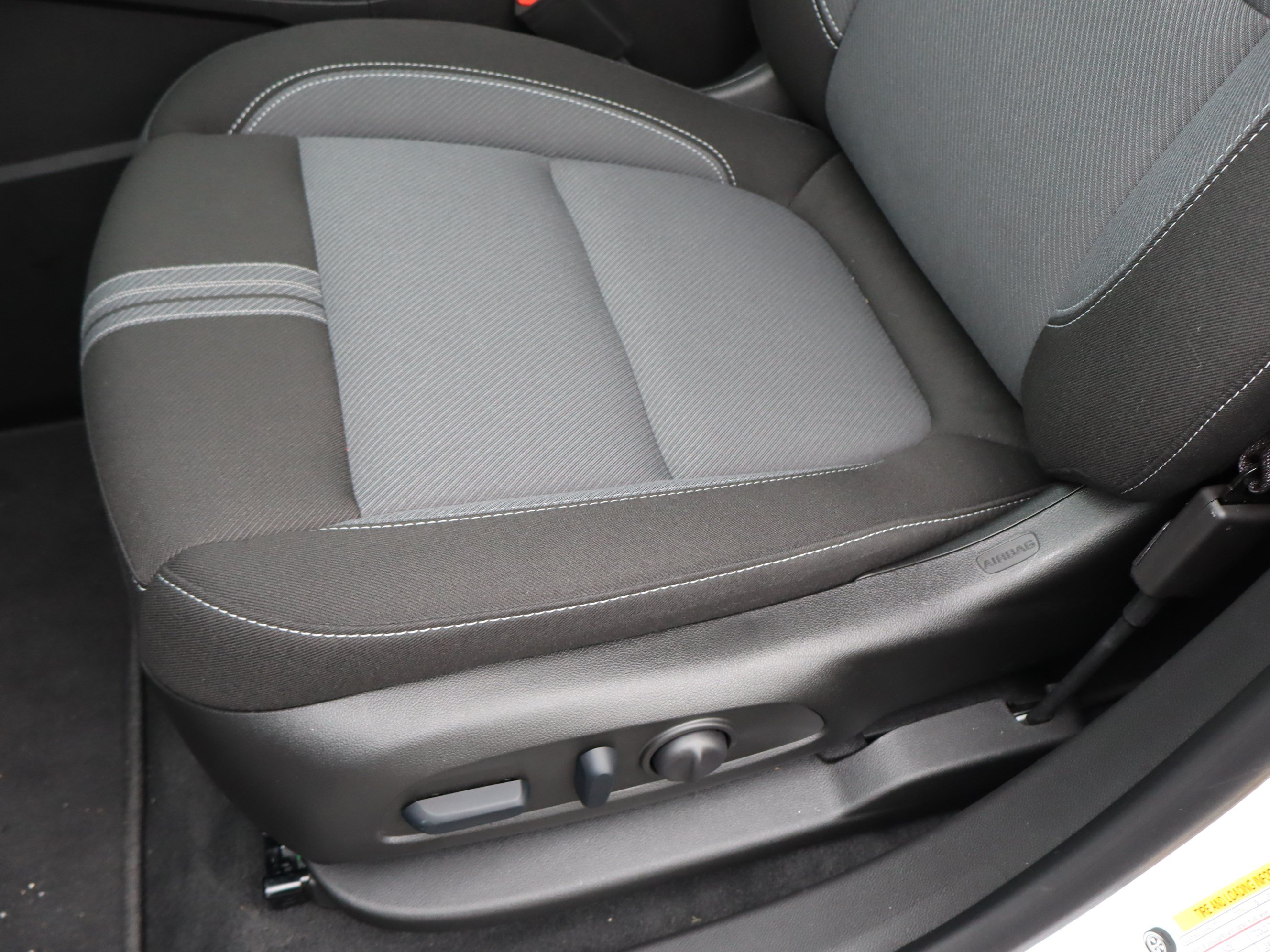 Used 2025 Chevrolet Blazer LT FWD image 17