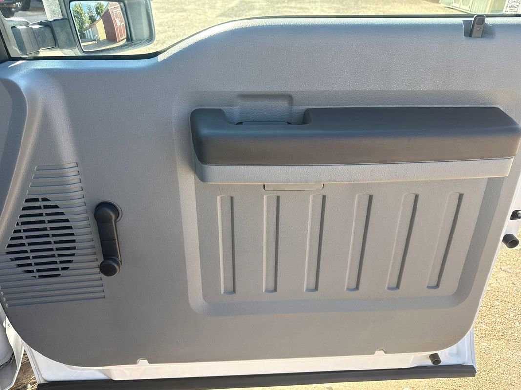 Used 2015 Ford F250 XL w/ Camper Package image 17