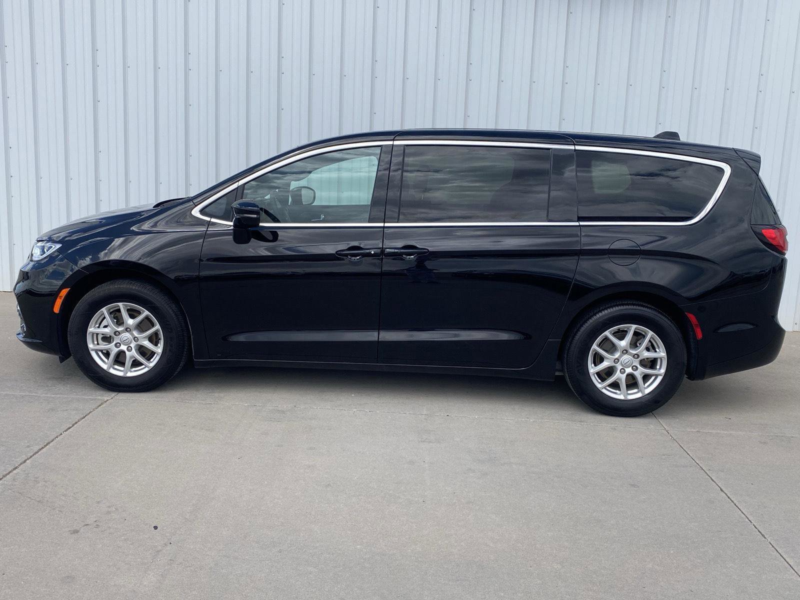 Used 2025 Chrysler Pacifica Select FWD image 8