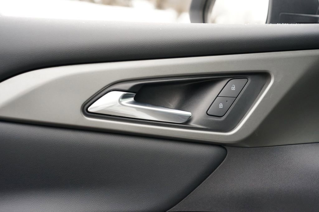 Used 2025 Chevrolet Traverse LT image 18