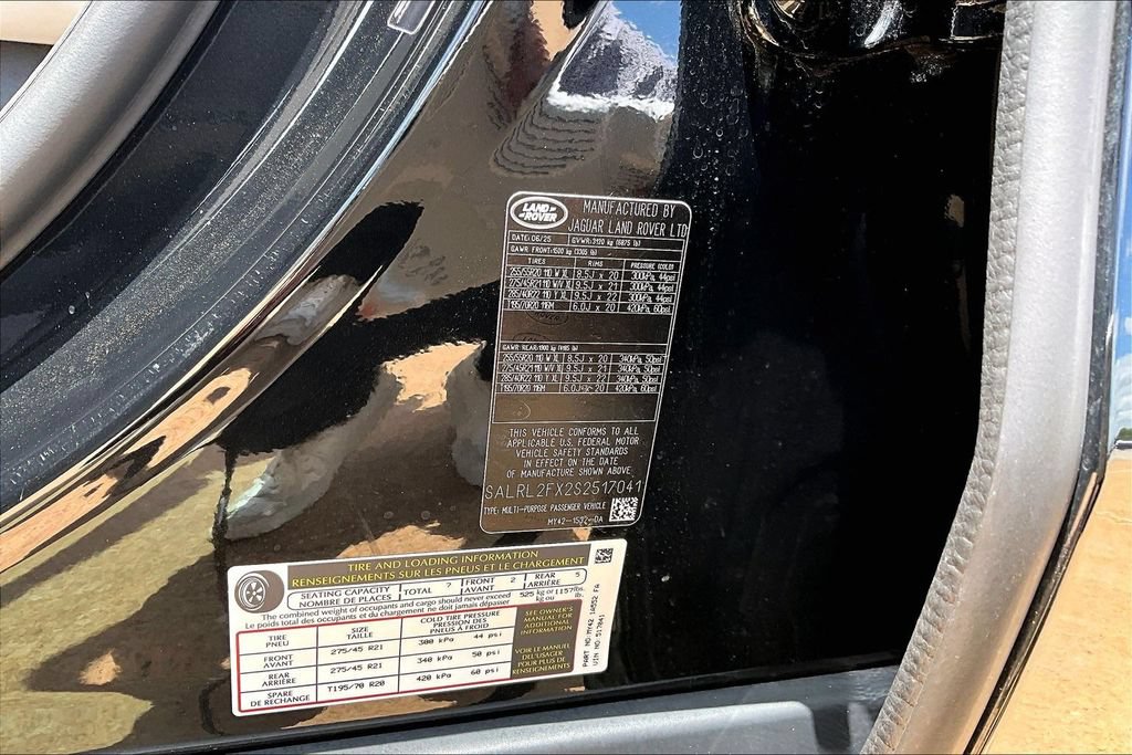 Certified 2025 Land Rover Discovery Dynamic SE AWD/4WD image 32