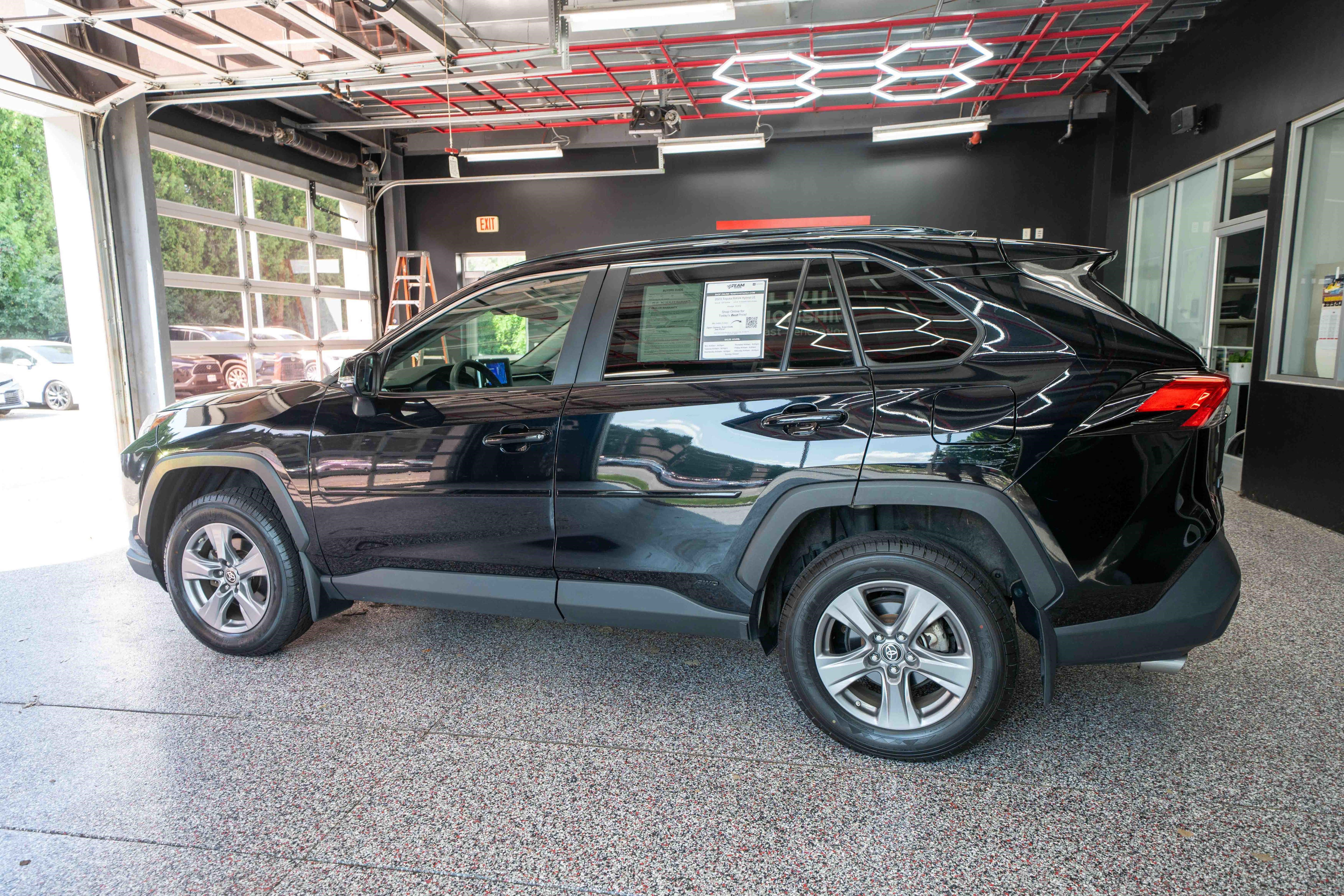 Used 2023 Toyota RAV4 LE AWD/4WD image 2