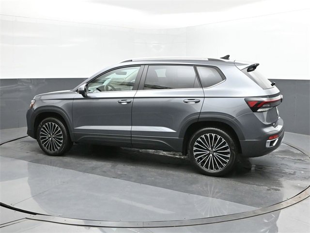 Used 2025 Volkswagen Taos SE w/ Panoramic Sunroof Package image 5