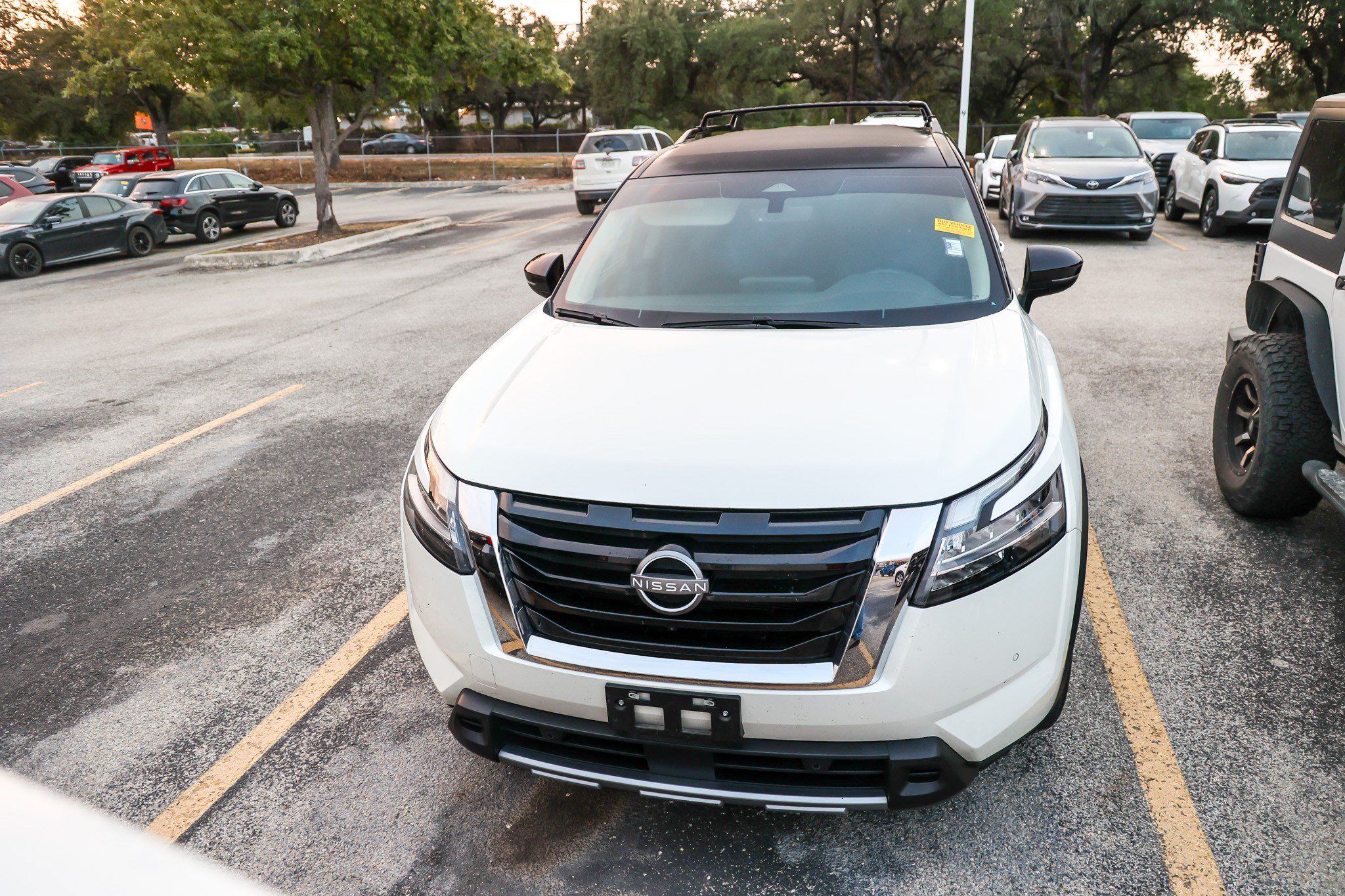Used 2024 Nissan Pathfinder SL FWD image 4