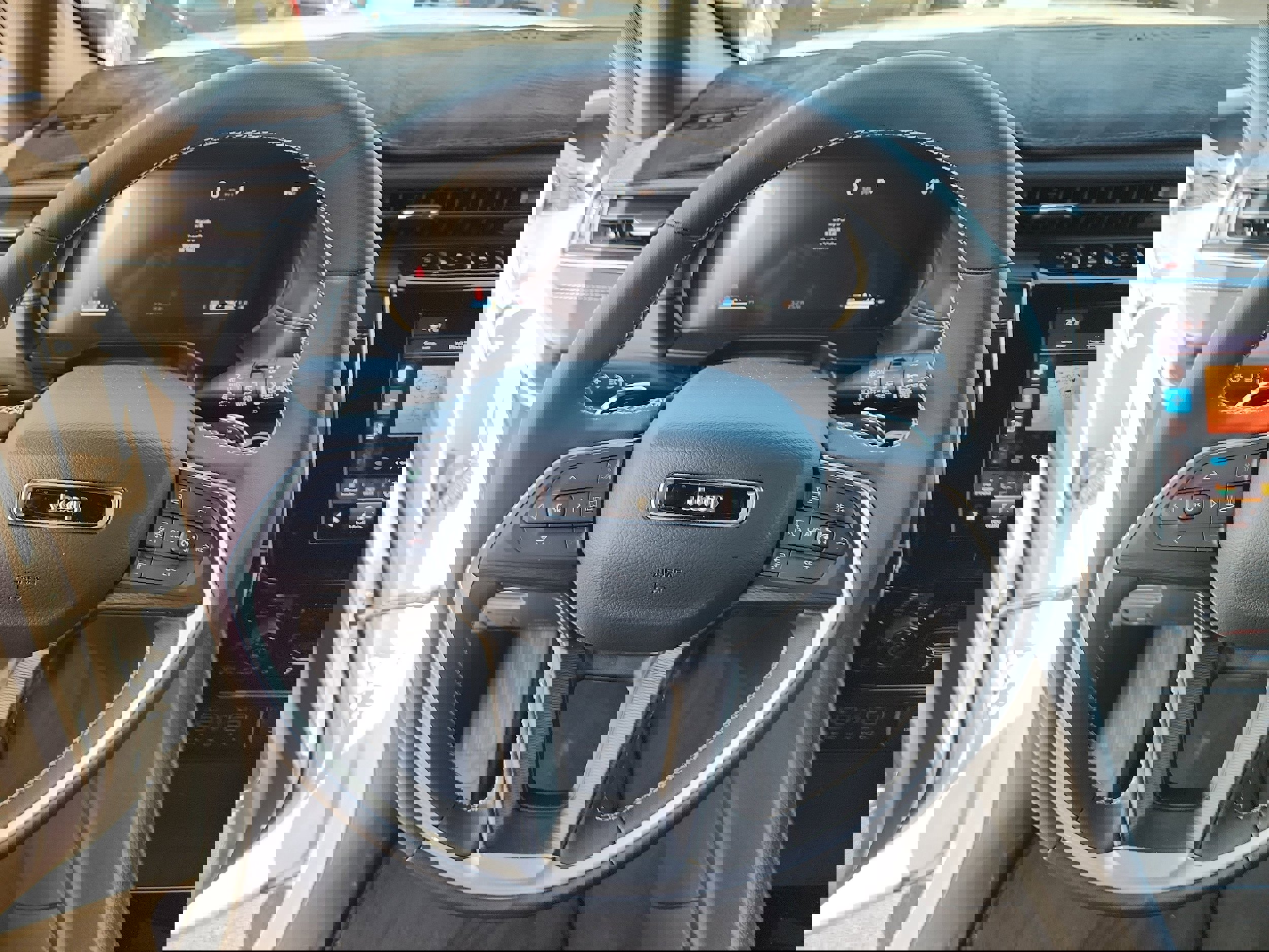 Used 2025 Jeep Grand Cherokee Altitude image 17