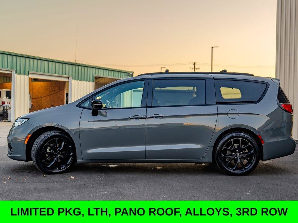 Used 2025 Chrysler Pacifica Limited FWD image 5