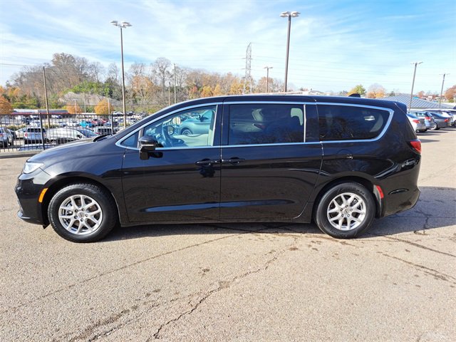 Used 2024 Chrysler Pacifica Touring-L image 2