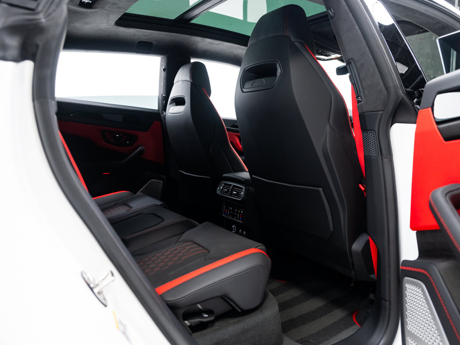 Used 2025 Lamborghini Urus SE AWD/4WD image 64