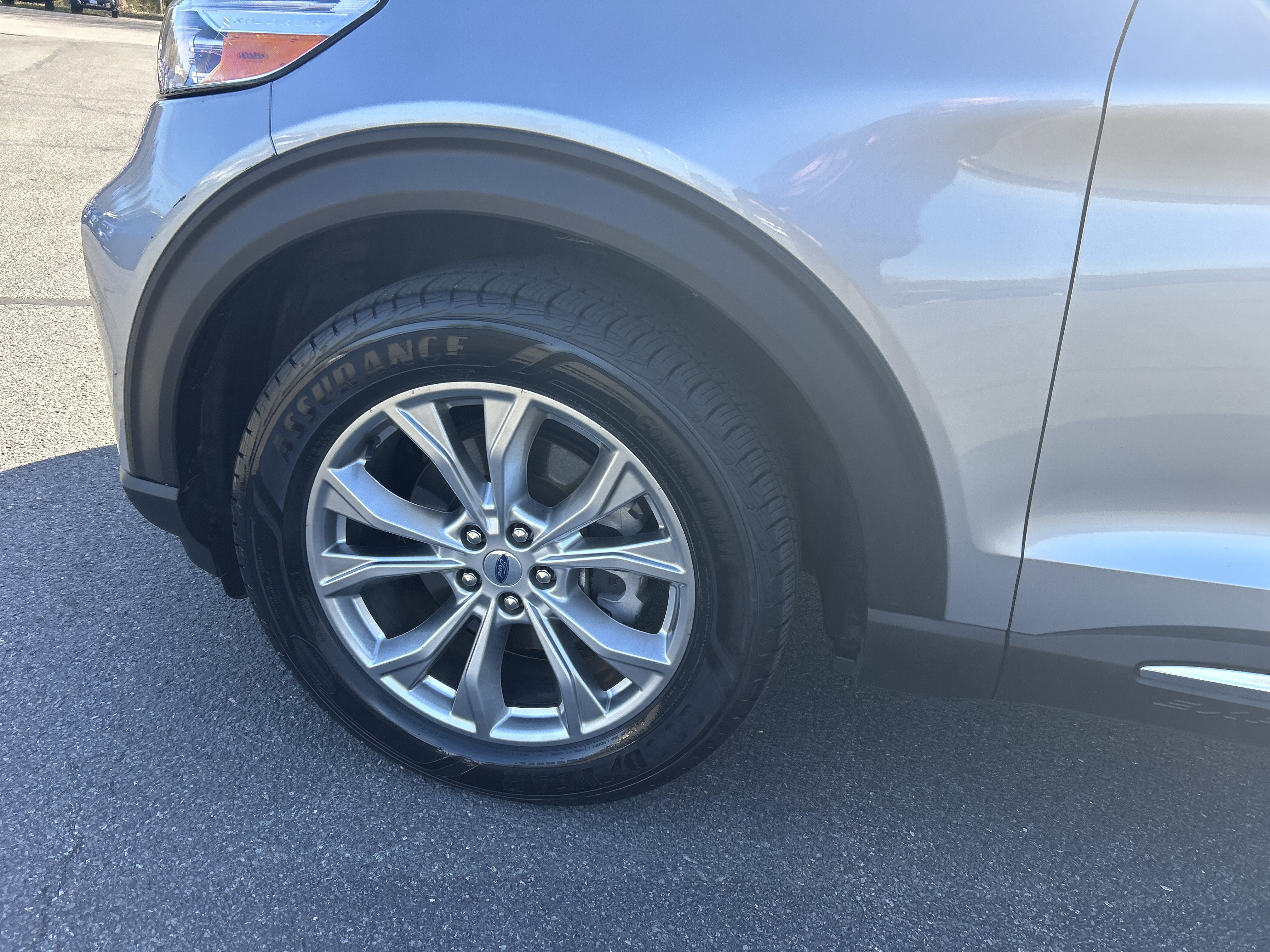 Used 2021 Ford Explorer XLT w/ Equipment Group 202A AWD/4WD image 3
