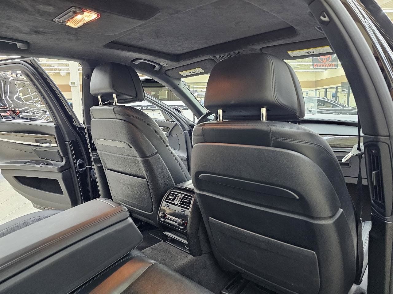 Used 2015 BMW 750i w/ M Sport Edition RWD image 24