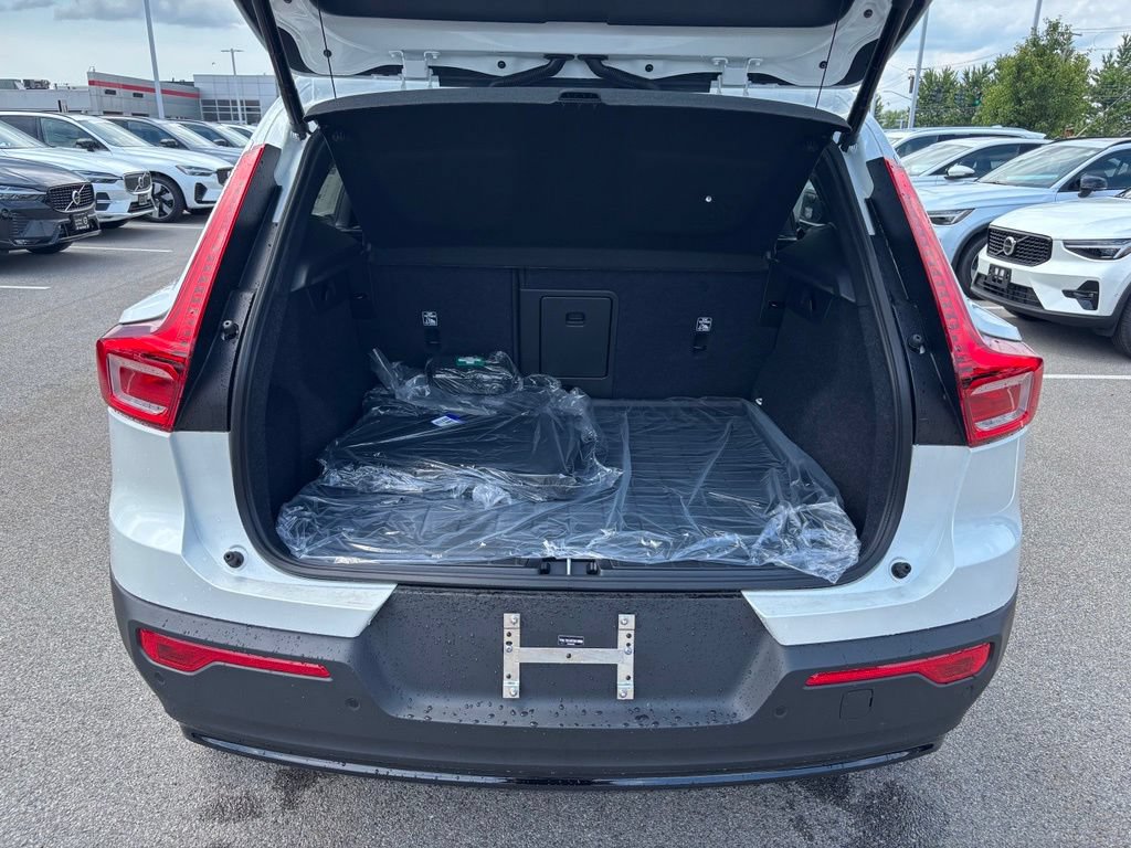 New 2026 Volvo XC40 B5 Core w/ Protection Package Premier AWD/4WD image 17