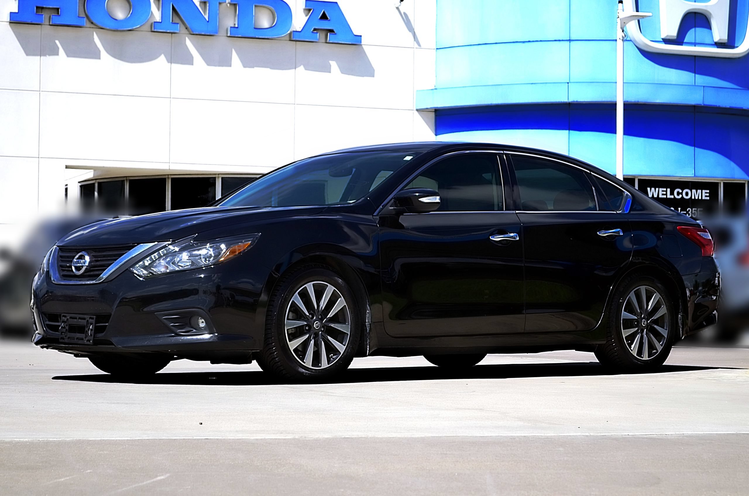 Used 2016 Nissan Altima 2.5 SL w/ 2.5 Technology w/LED Package FWD image 1