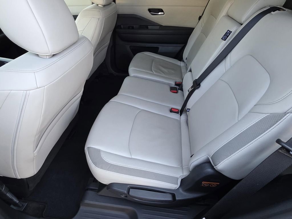 Used 2025 Nissan Pathfinder SL image 9