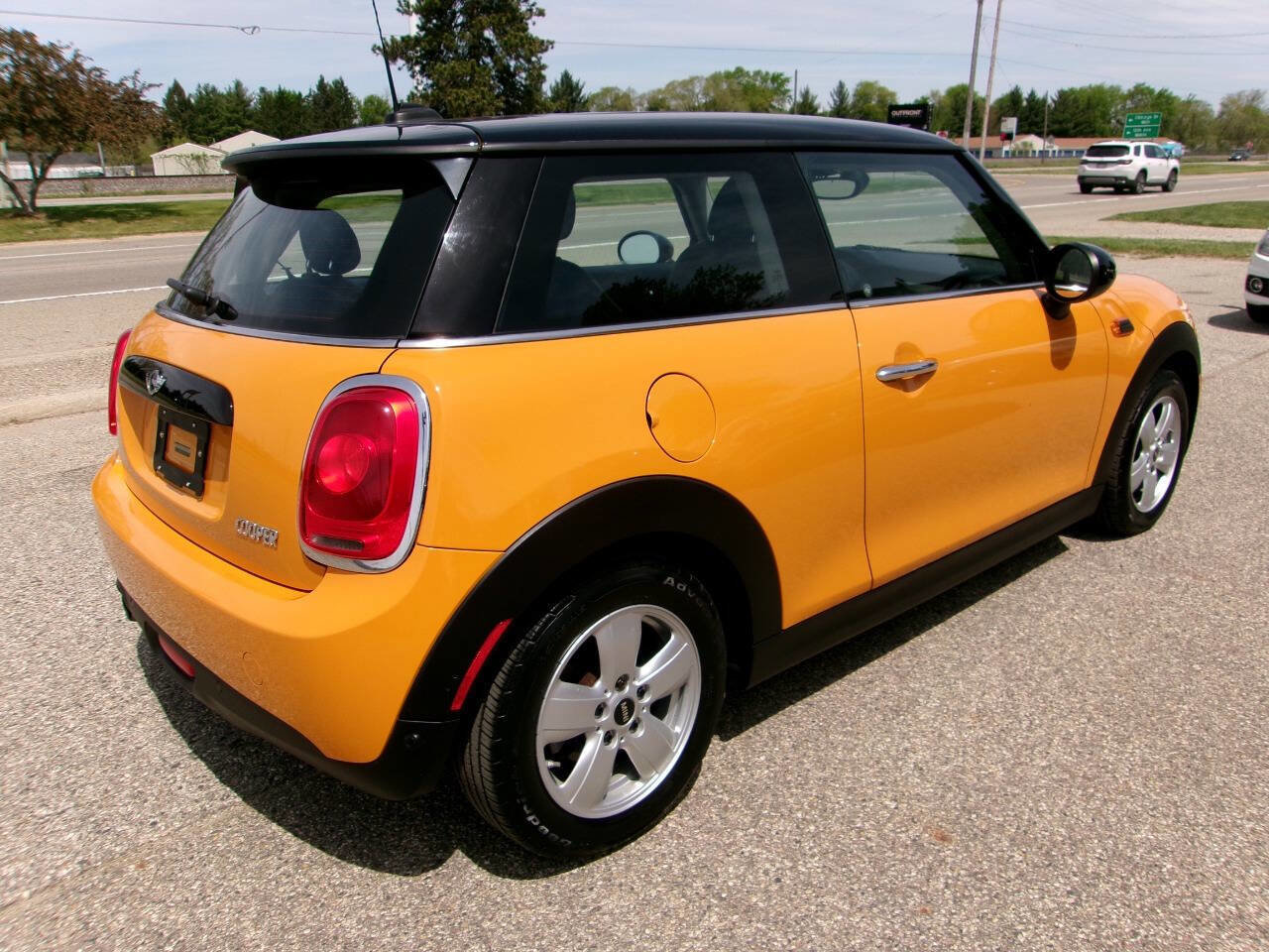 Used 2018 MINI Cooper 2-Door Hardtop FWD image 3