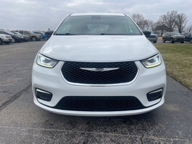 Used 2024 Chrysler Pacifica Touring-L image 6