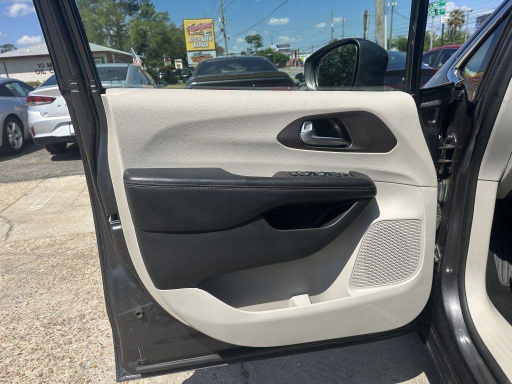Used 2019 Chrysler Pacifica Touring Plus FWD image 17