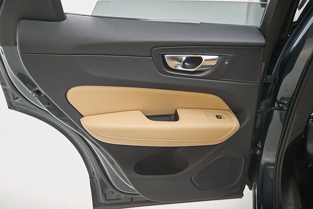 Certified 2025 Volvo XC60 B5 Ultra image 20