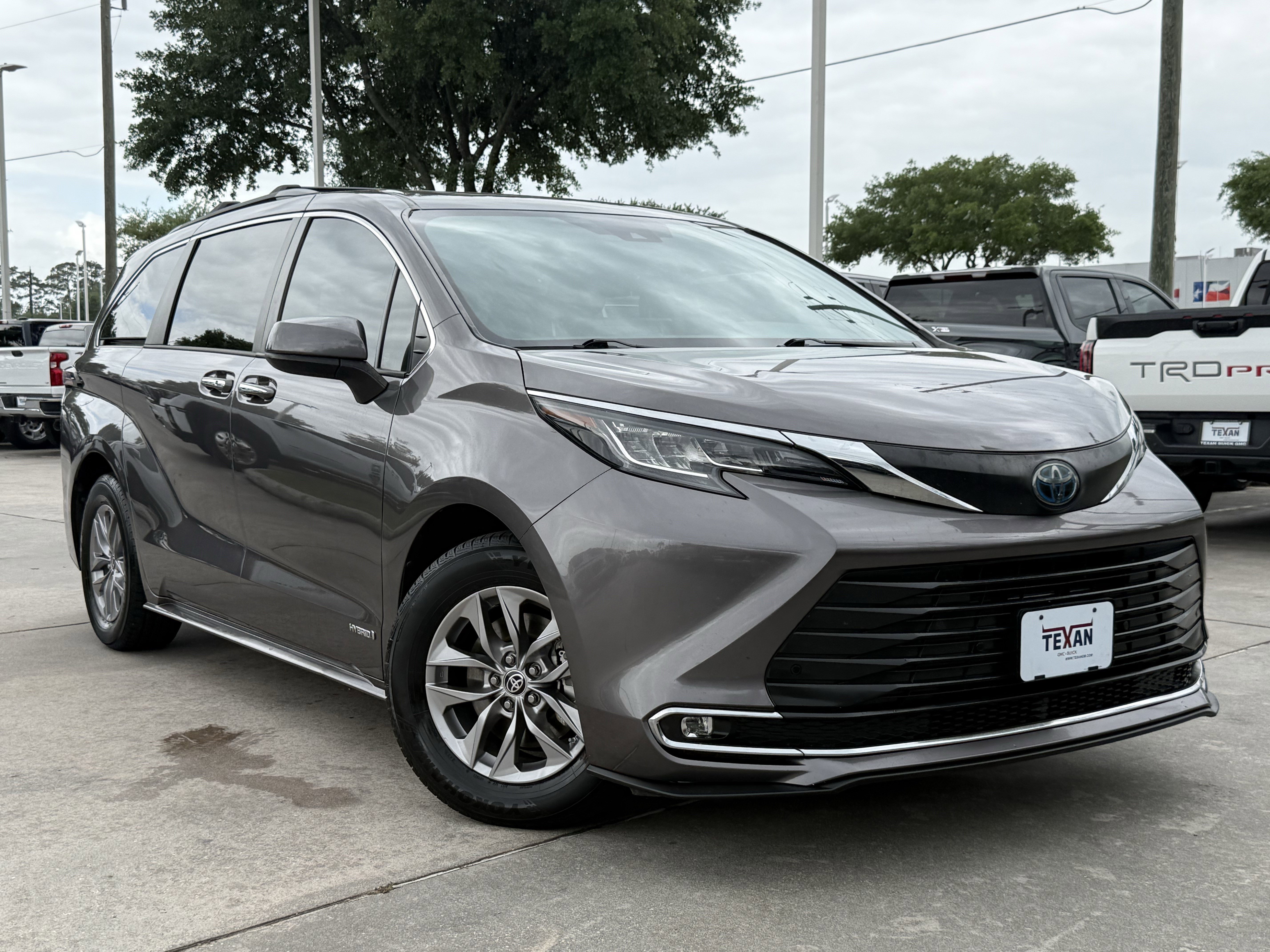Used 2021 Toyota Sienna XLE w/ XLE Plus Package image 2