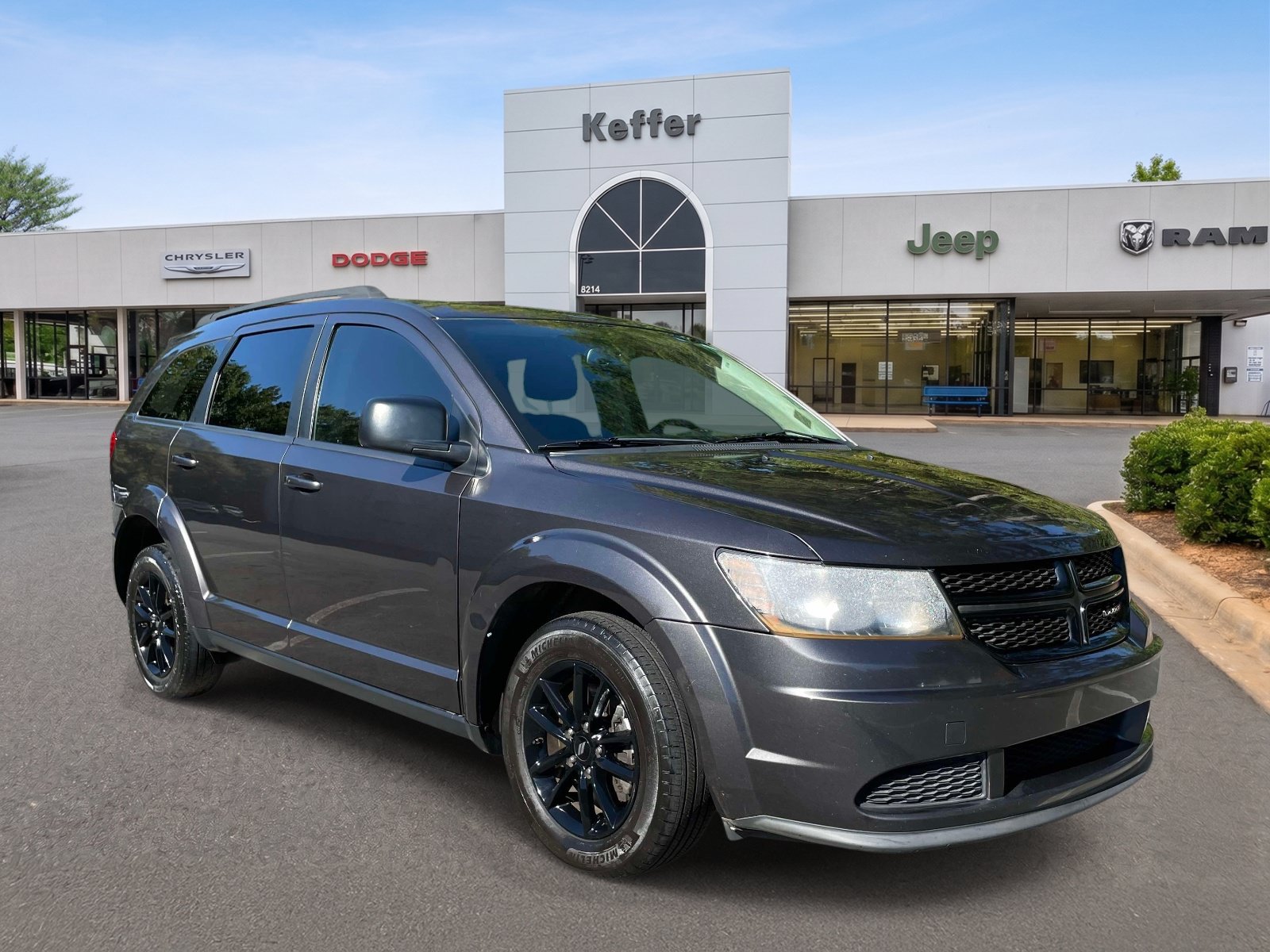 Used 2020 Dodge Journey SE w/ Blacktop Package FWD image 3