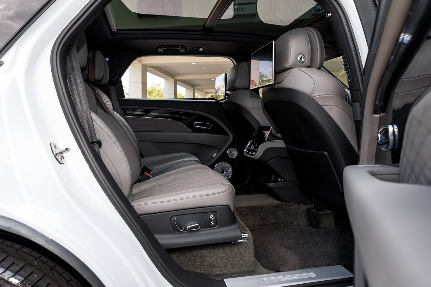 Used 2023 Bentley Bentayga Extended Wheelbase AWD/4WD image 28