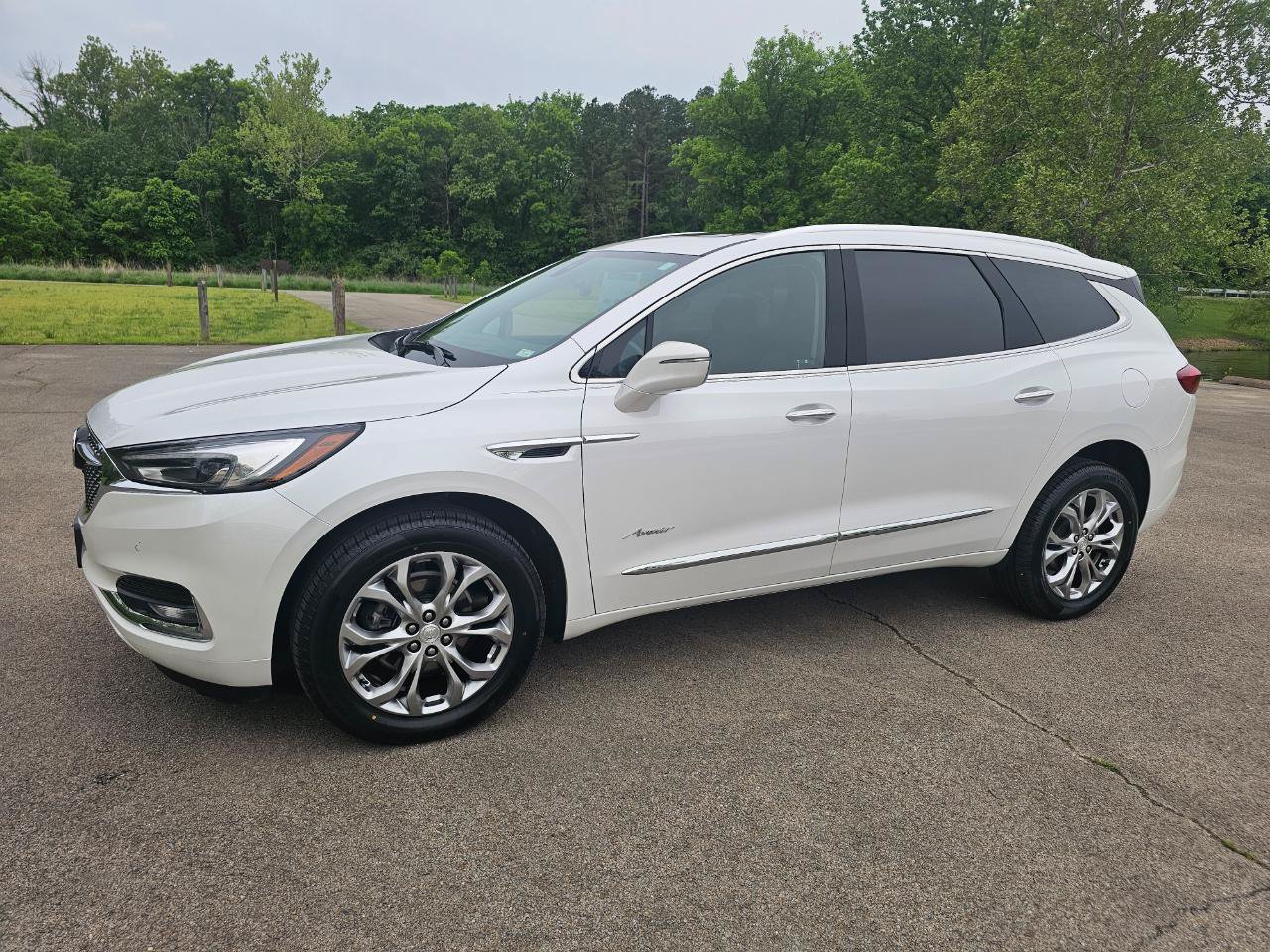 Used 2021 Buick Enclave Avenir w/ Avenir Technology Package AWD/4WD image 11