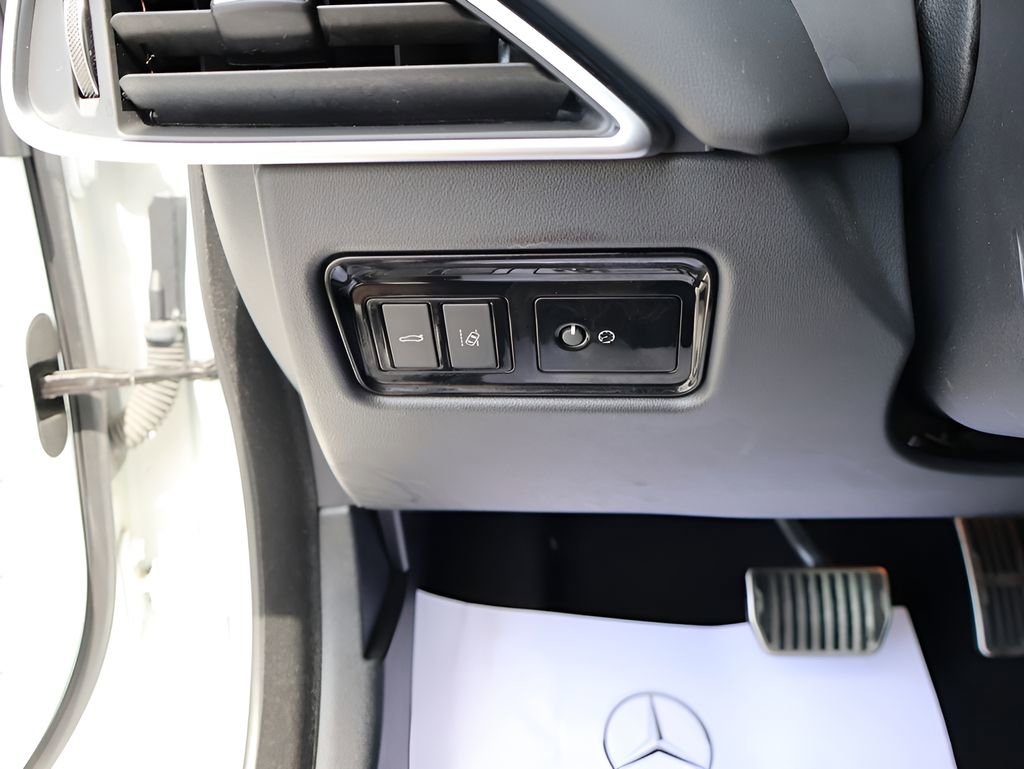 Used 2019 Jaguar XE Premium image 34