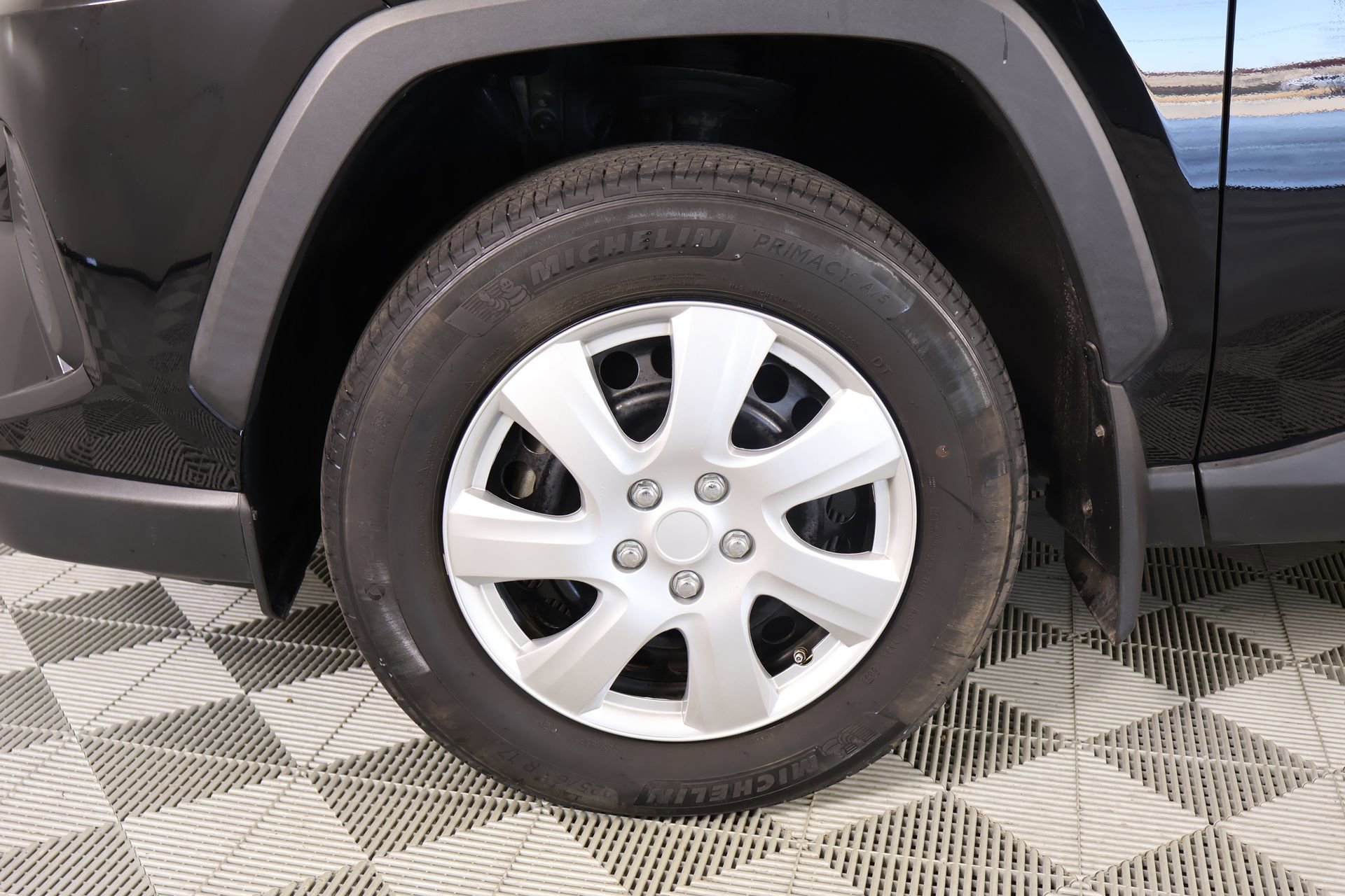 Used 2022 Toyota RAV4 LE image 16