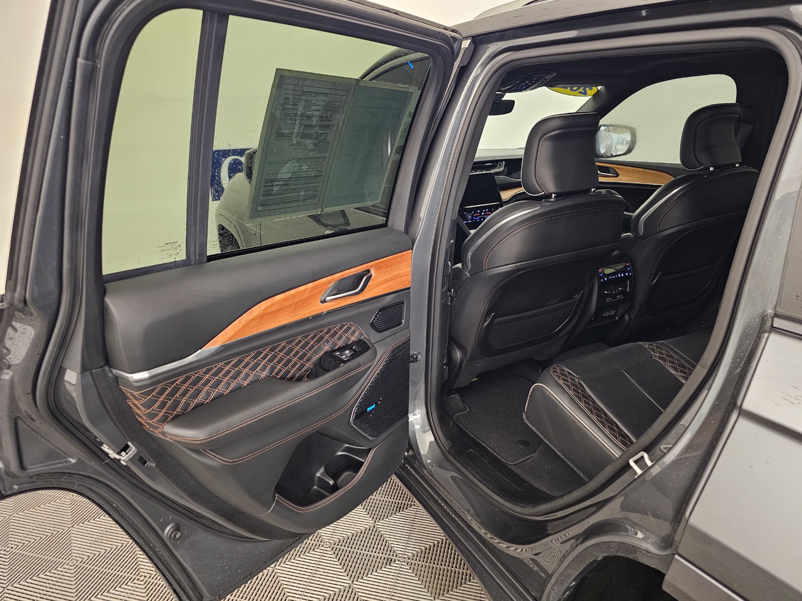 Used 2022 Jeep Grand Cherokee Summit AWD/4WD image 32