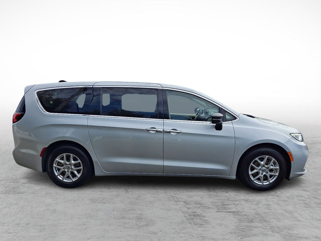 Used 2024 Chrysler Pacifica Touring-L FWD image 6