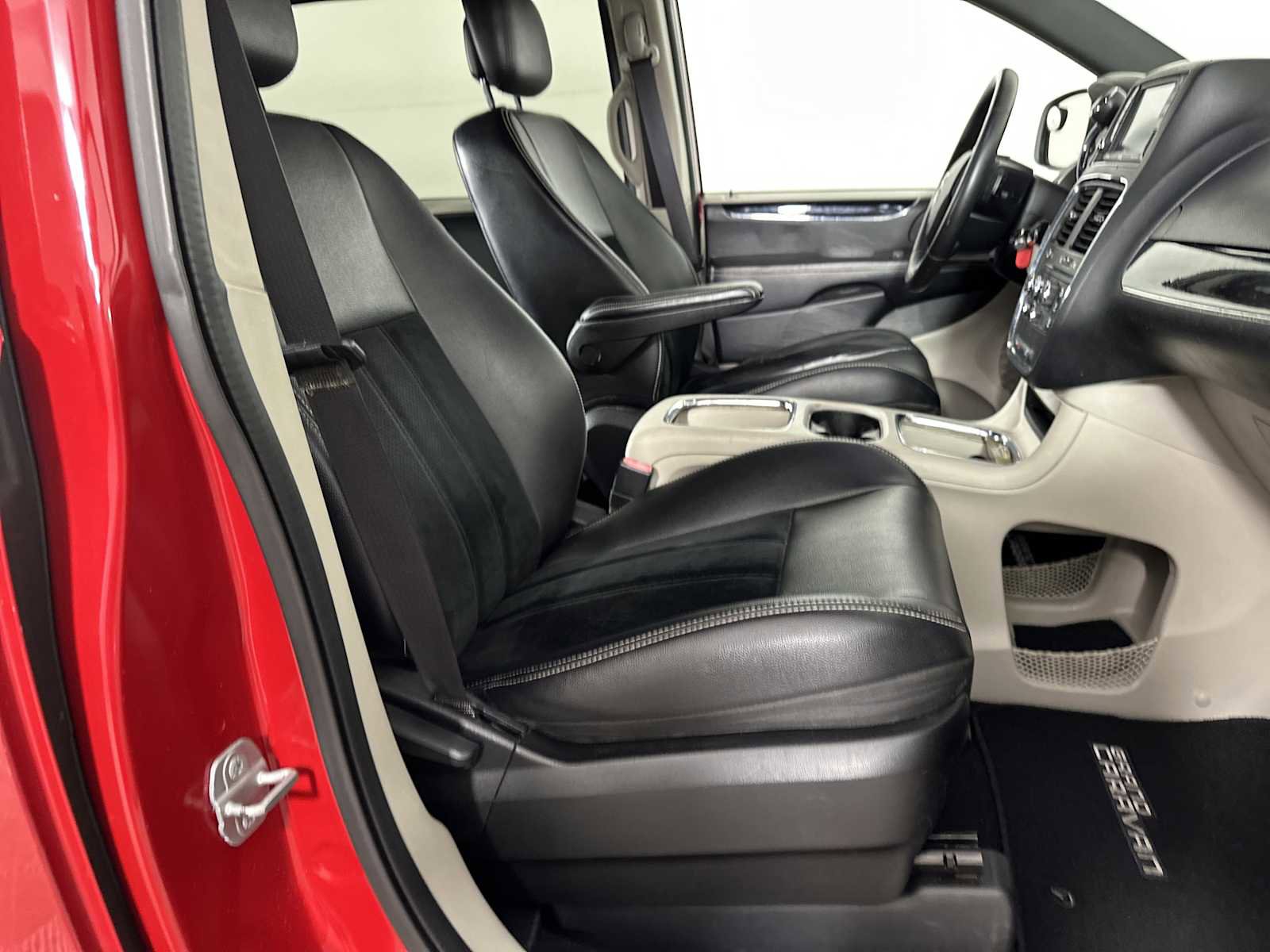 Used 2014 Dodge Grand Caravan SXT FWD image 28