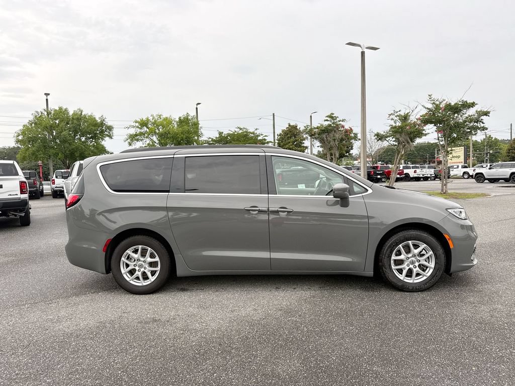 Used 2022 Chrysler Pacifica Touring-L FWD image 2