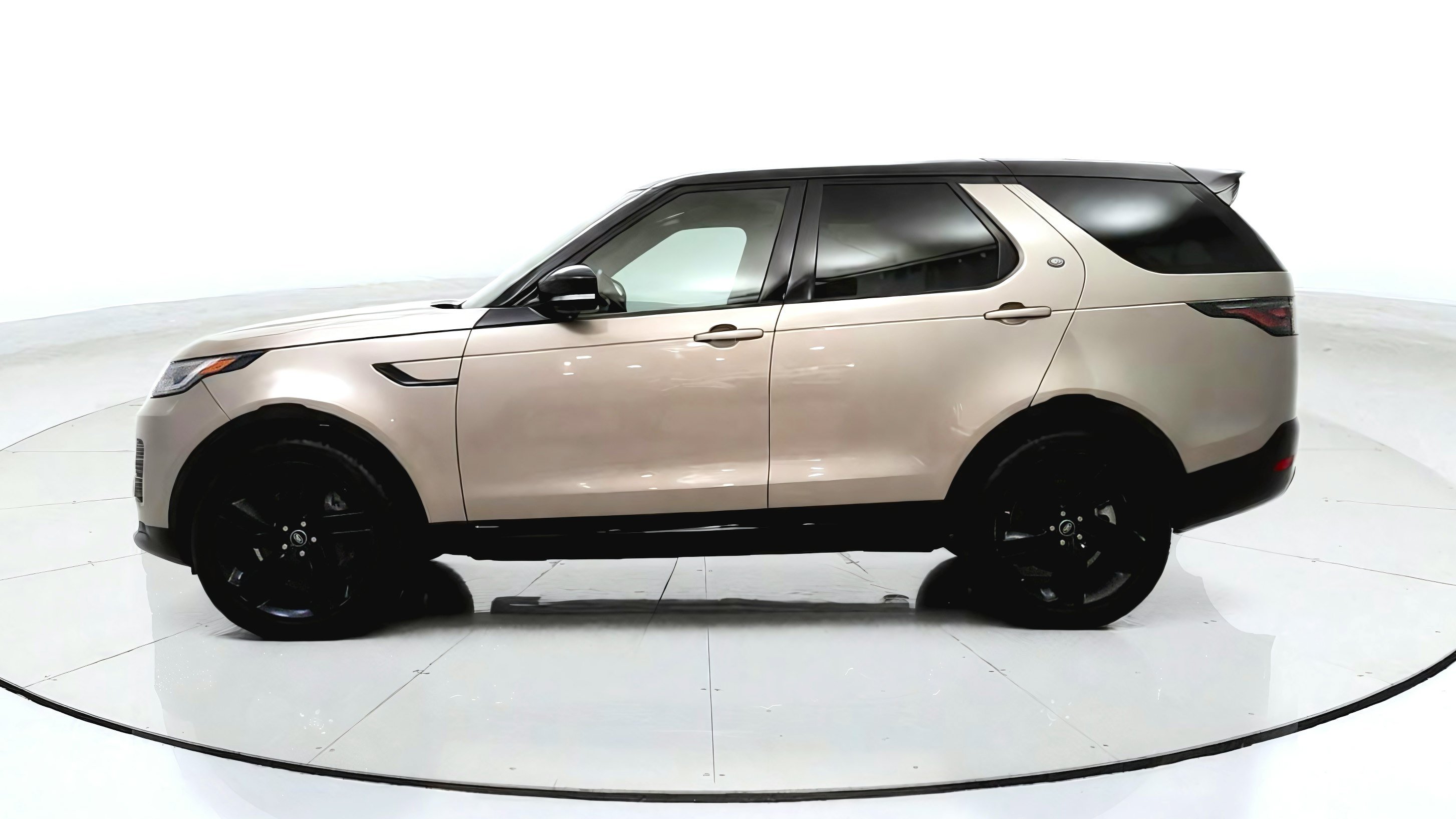 Used 2021 Land Rover Discovery HSE R-Dynamic AWD/4WD image 4