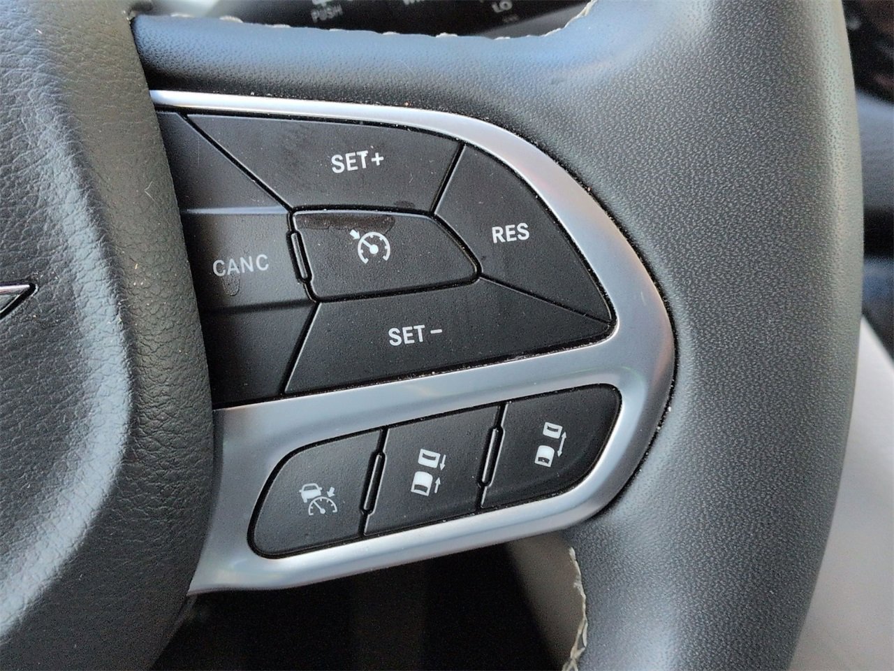 Used 2023 Chrysler Pacifica Touring-L image 12