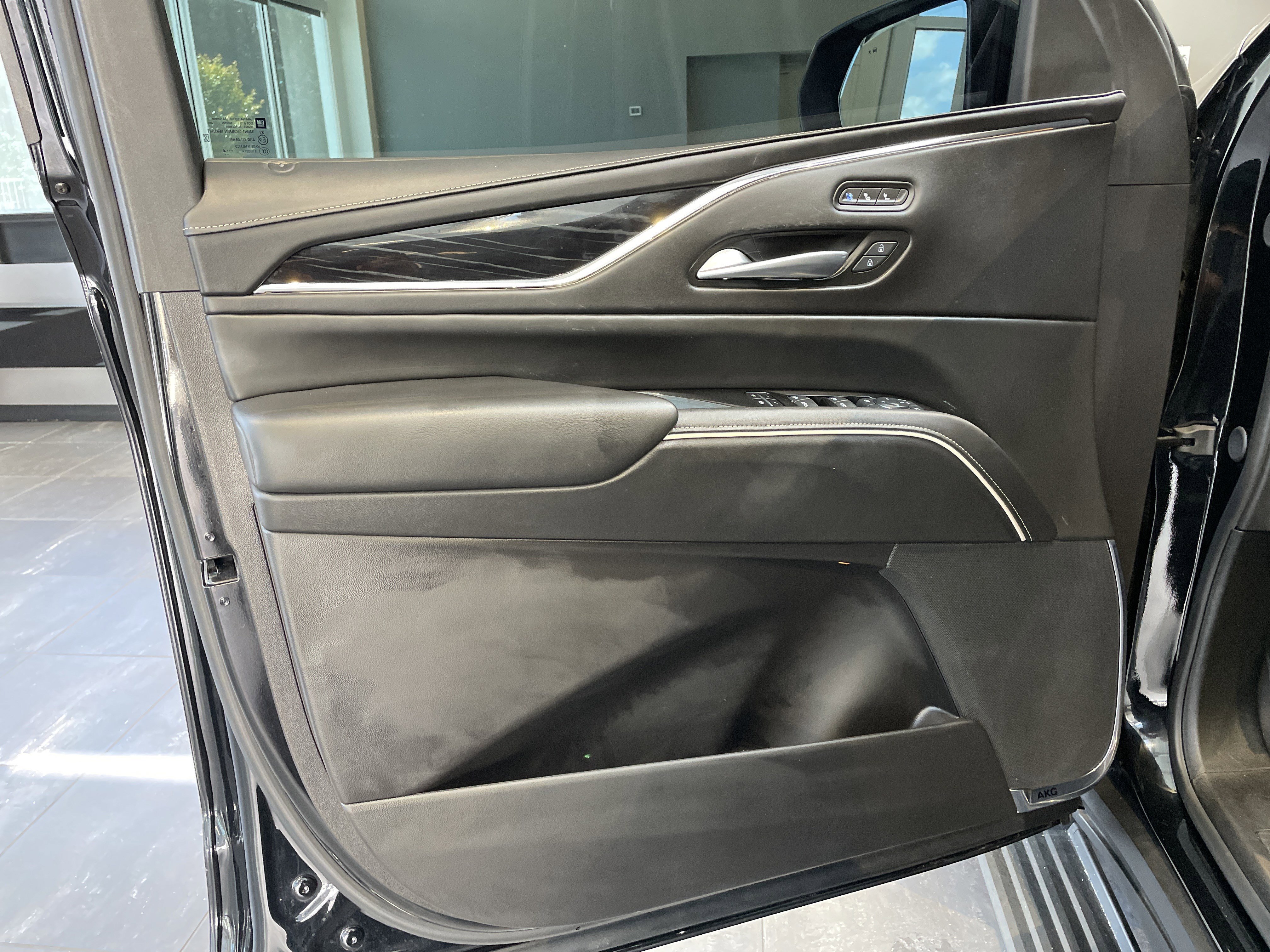 Used 2024 Cadillac Escalade ESV V w/ Heavy-Duty Trailer Package AWD/4WD image 16