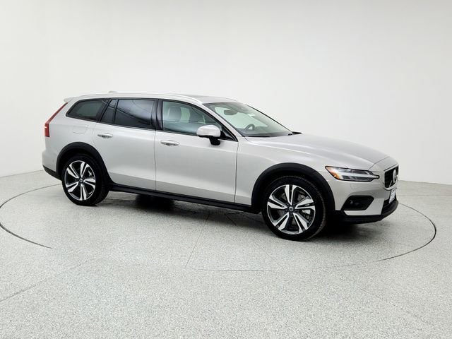 Certified 2025 Volvo V60 B5 Cross Country Plus image 3