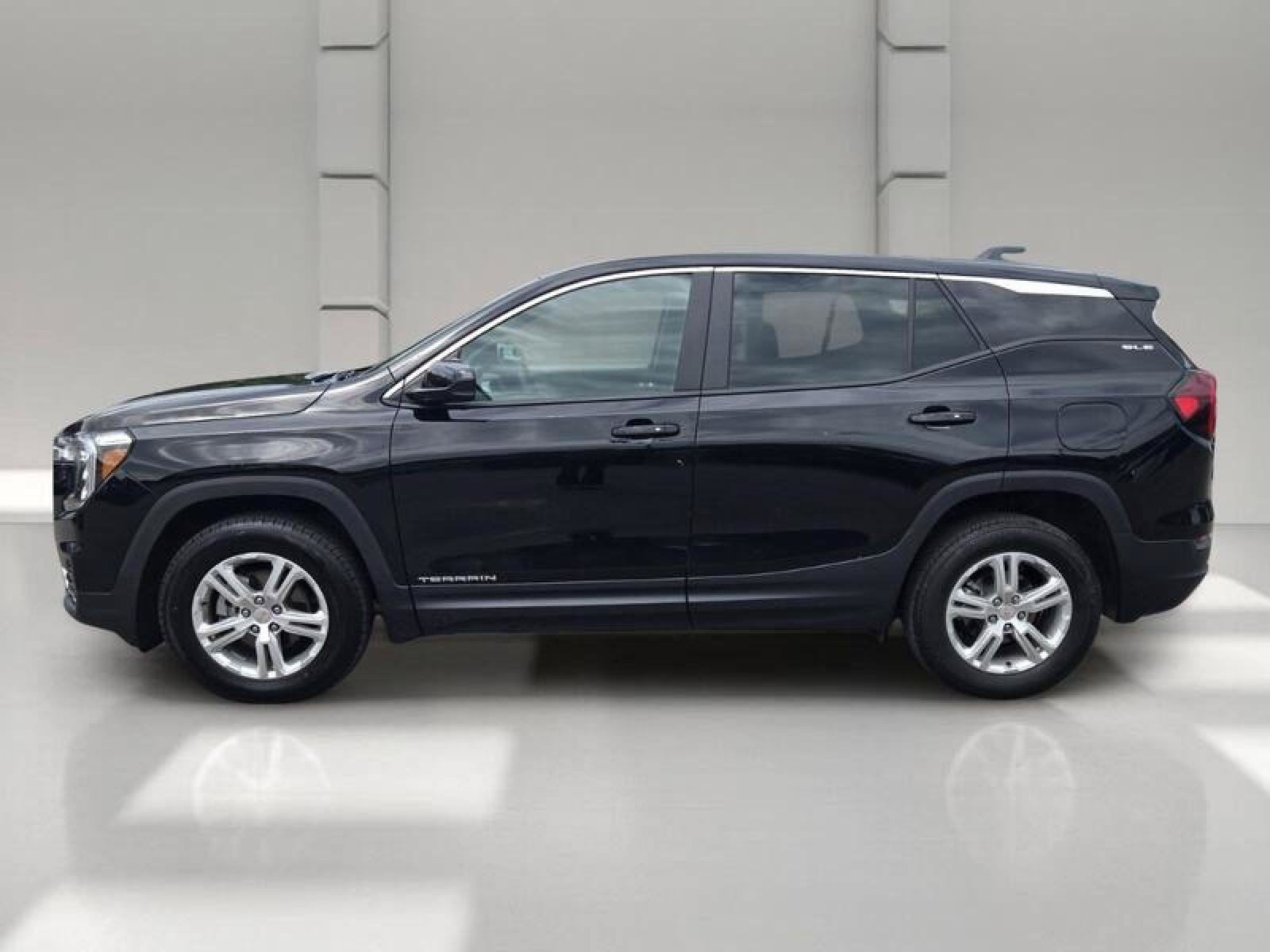 Used 2024 GMC Terrain SLE AWD/4WD image 4