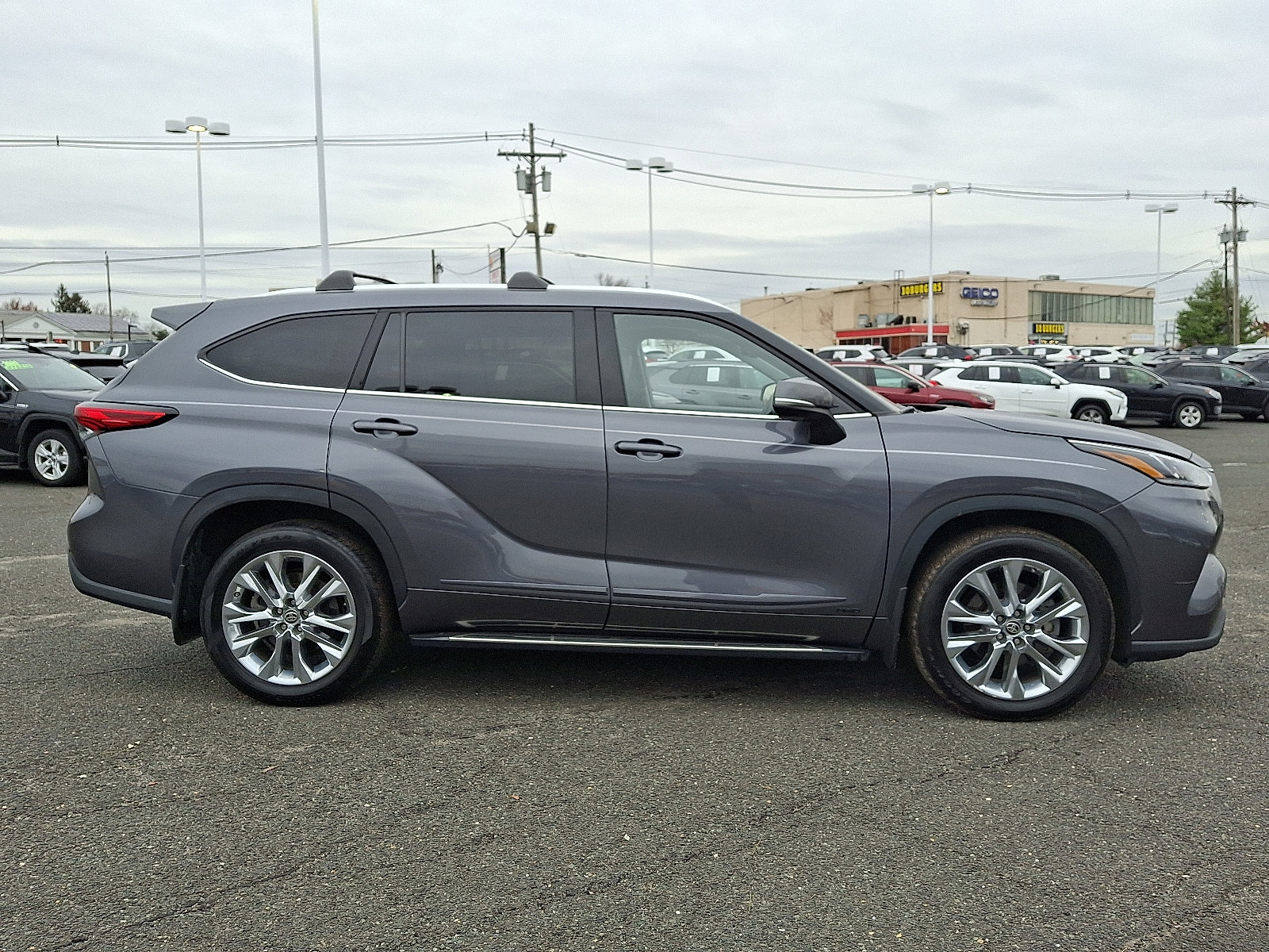 Used 2023 Toyota Highlander Limited image 8
