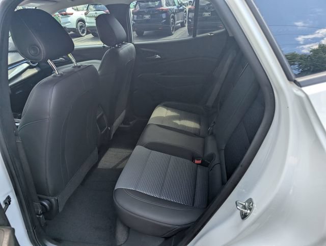 Used 2025 Chevrolet Trax LT w/ LT Convenience Package FWD image 9