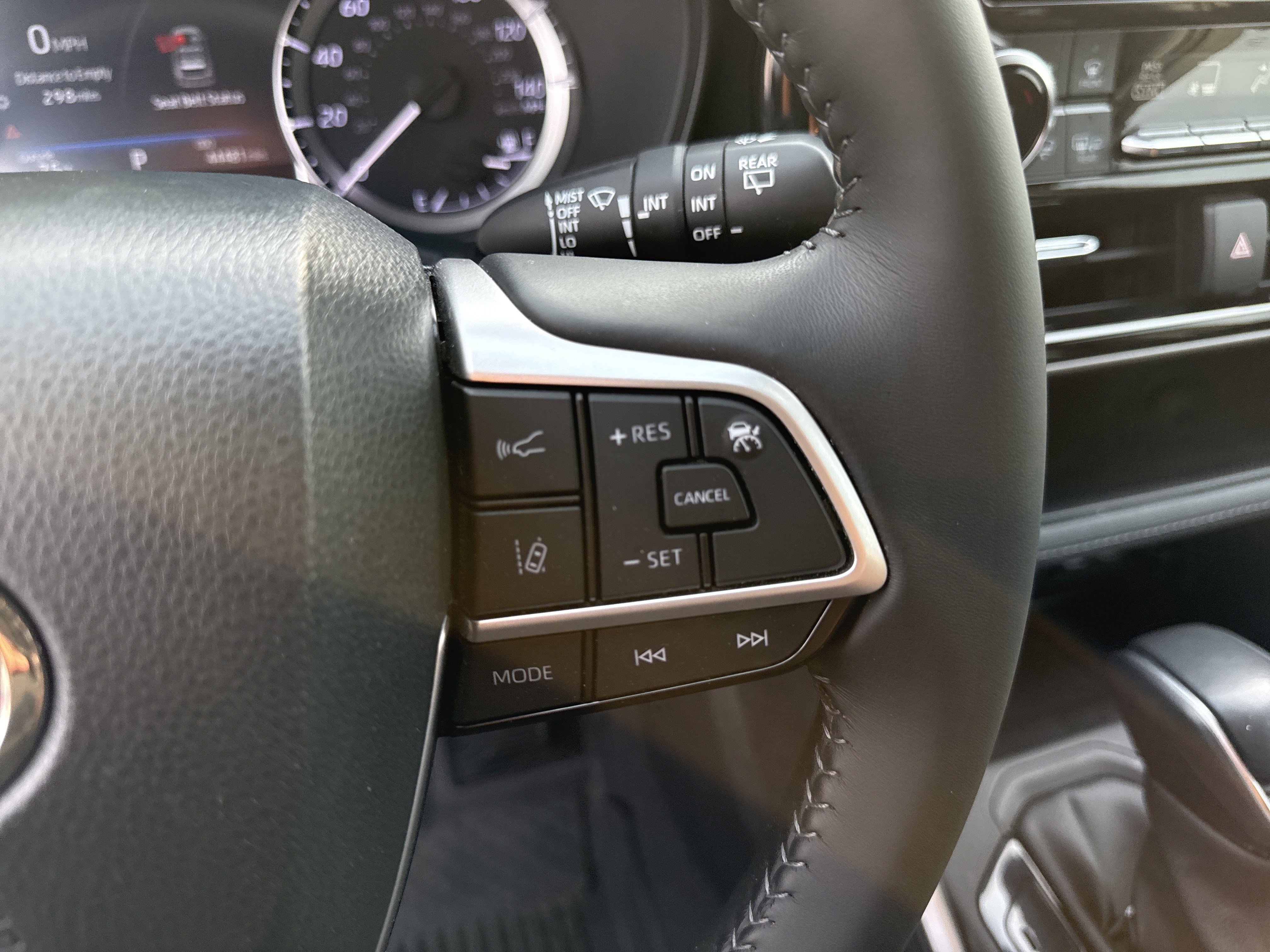 Used 2023 Toyota Highlander LE FWD image 19