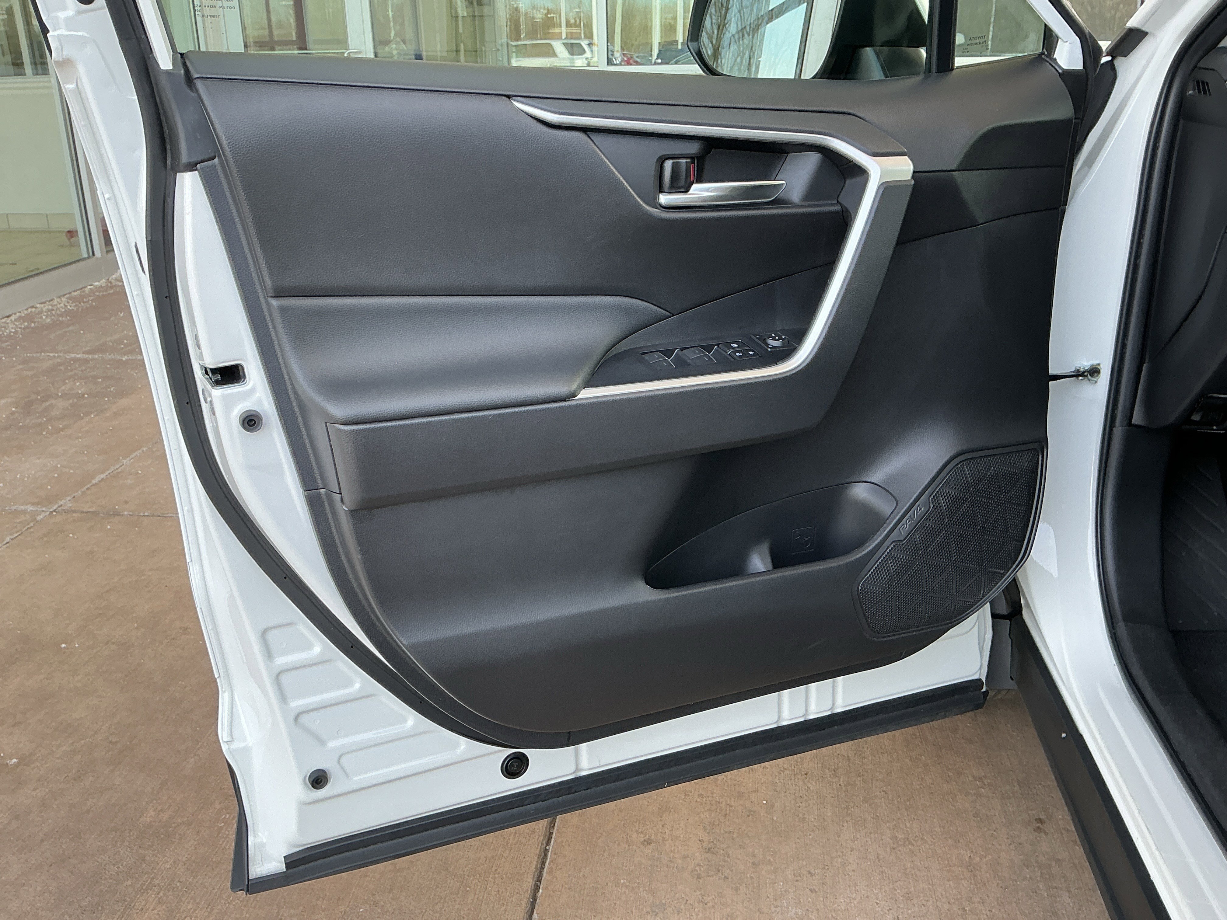 Used 2022 Toyota RAV4 XLE w/ Convenience Package image 14